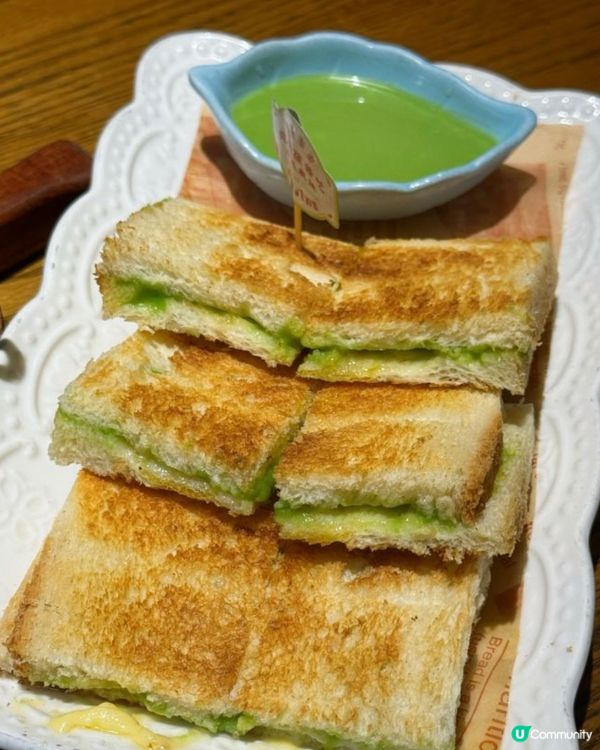 咖椰醬烤多士,酥脆鬆軟,搭配著甜甜的咖椰醬和香滑的奶油