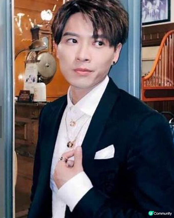 陳瑞輝 - 香港男歌手，香港跳唱組合MIRROR成員