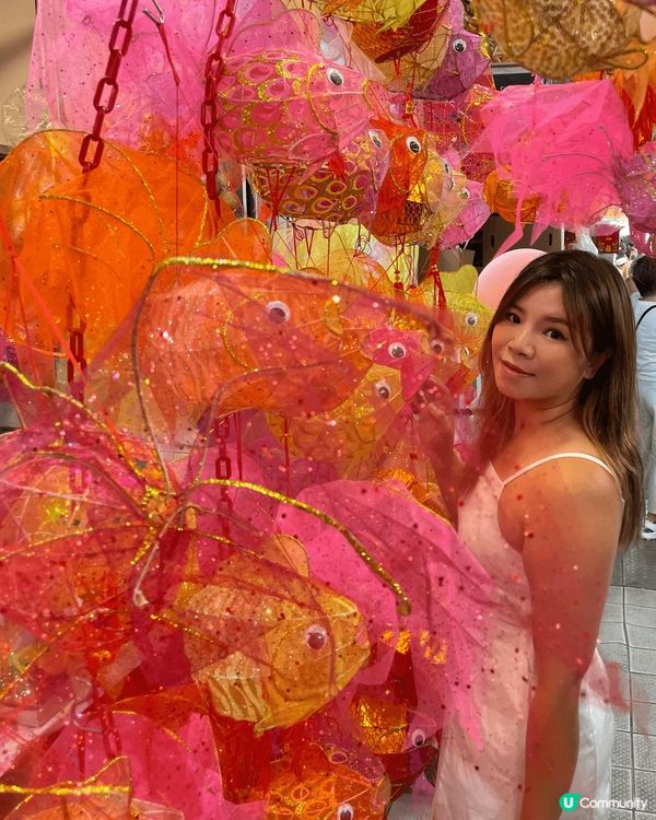 每逢中秋節，元朗大橋街街市入面都會出現一條燈籠街吸引唔少市民...