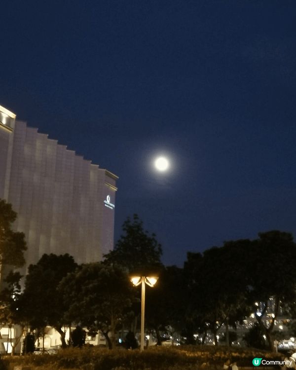 尖沙咀海旁觀光並到太空館賞月, 非常寫意,非常chill, ...