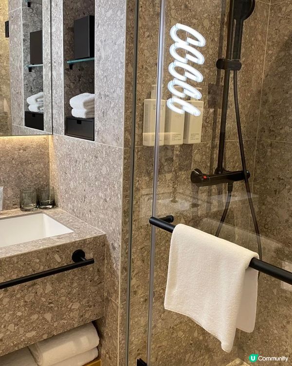 飽覽維多利亞港景色：Mondrian Hong Kong