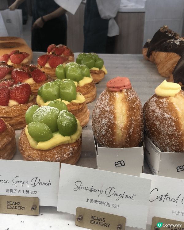 Beans士多啤梨冬甩，唔甜勁好食，仲有多款出色的腸仔包。