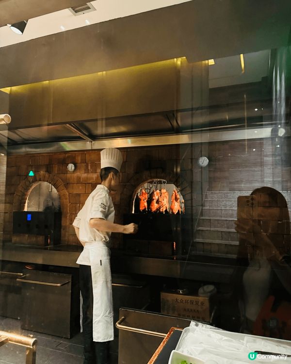 大河上下現場燒?片皮鴨真係好出色，塊皮好似食緊燒鵝咁爆油又脆...