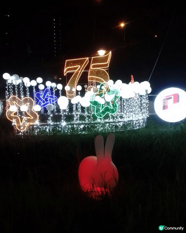 這些圓片都是香港手機可看到卡通圓祝大家中秋快樂，這些都是叮當...