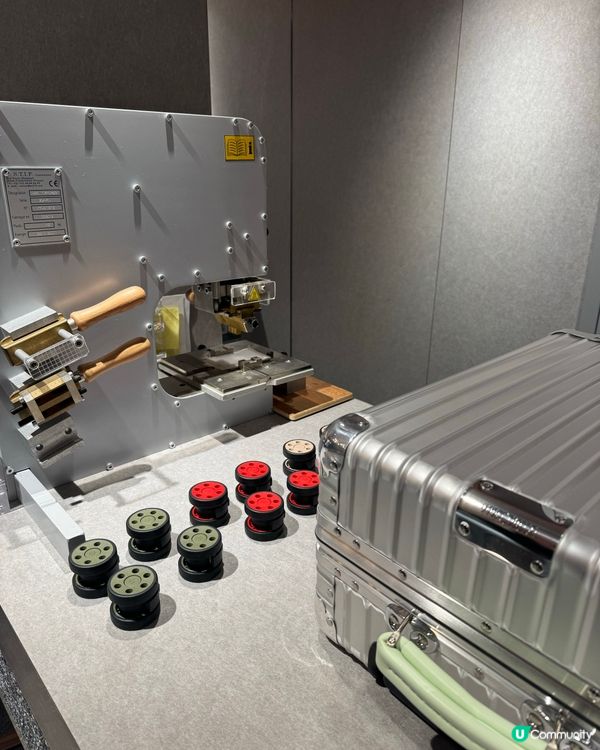 Rimowa 銅鑼灣旗艦店,去旅行拿這品牌的行李箱,實用又美...