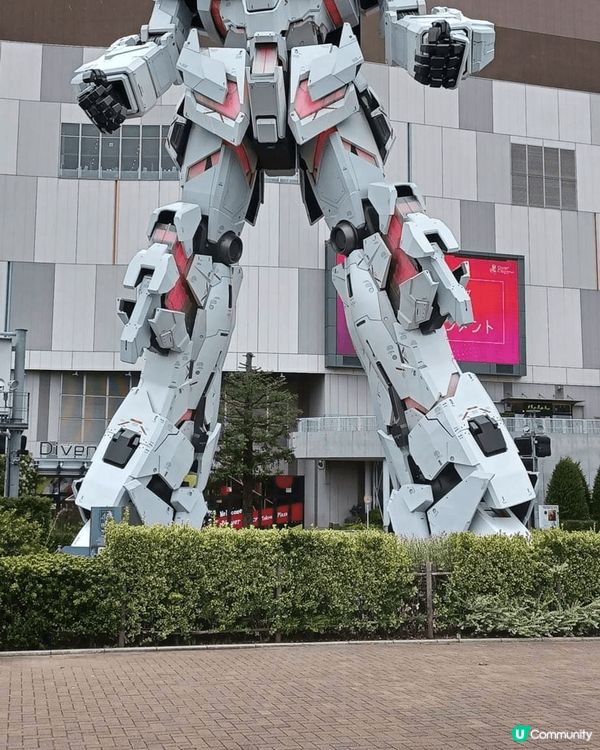 相信新宿這個車站出面的十字路口，隻貓貓；御殿埸的高達，都會成...