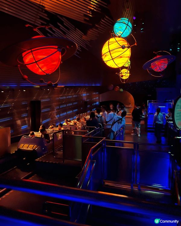 迪士尼夜遊都幾好玩，順便睇埋煙花盛宴⋯⋯大人小孩都啱玩