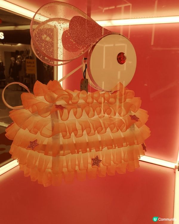 臨近中秋佳節，看花燈猜燈謎，傳統花燈美極美極，看誰智慧高些。...