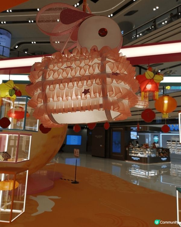 臨近中秋佳節，看花燈猜燈謎，傳統花燈美極美極，看誰智慧高些。...