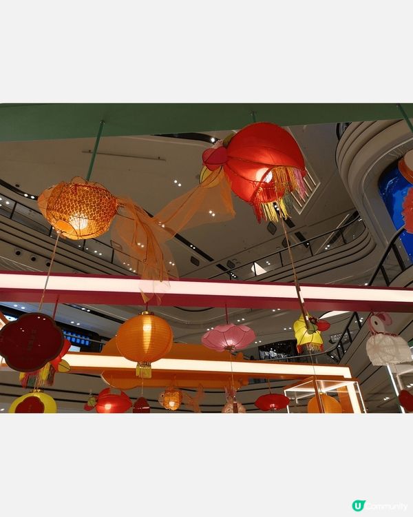 臨近中秋佳節，看花燈猜燈謎，傳統花燈美極美極，看誰智慧高些。...