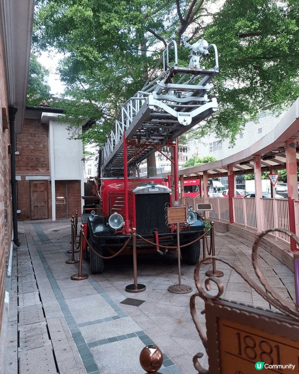 在尖沙咀1881地鐵L5出口的1881後門有一部好有型消防車...