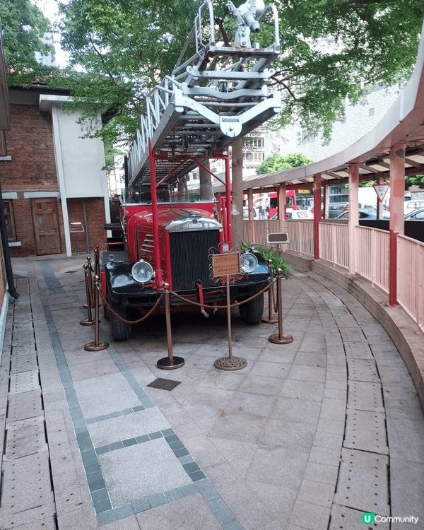 在尖沙咀1881地鐵L5出口的1881後門有一部好有型消防車...