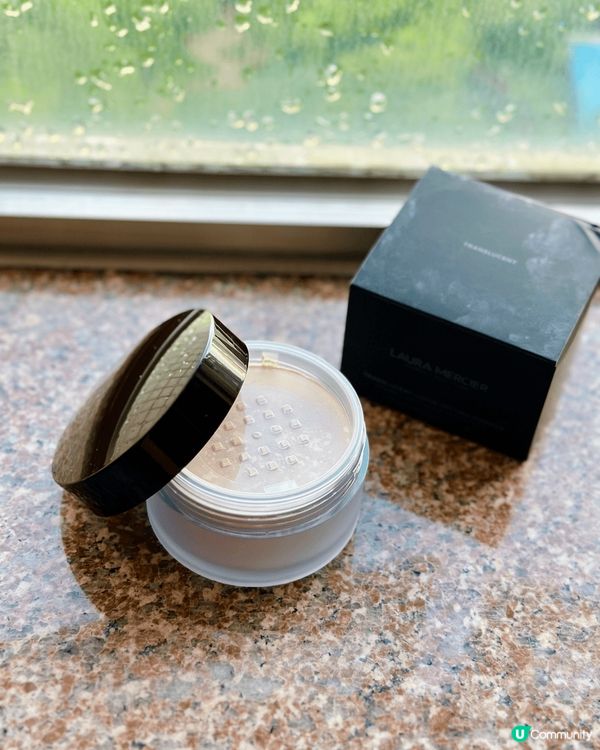 Laura Mercier 柔光透明蜜粉質地輕柔, 上妝後自...