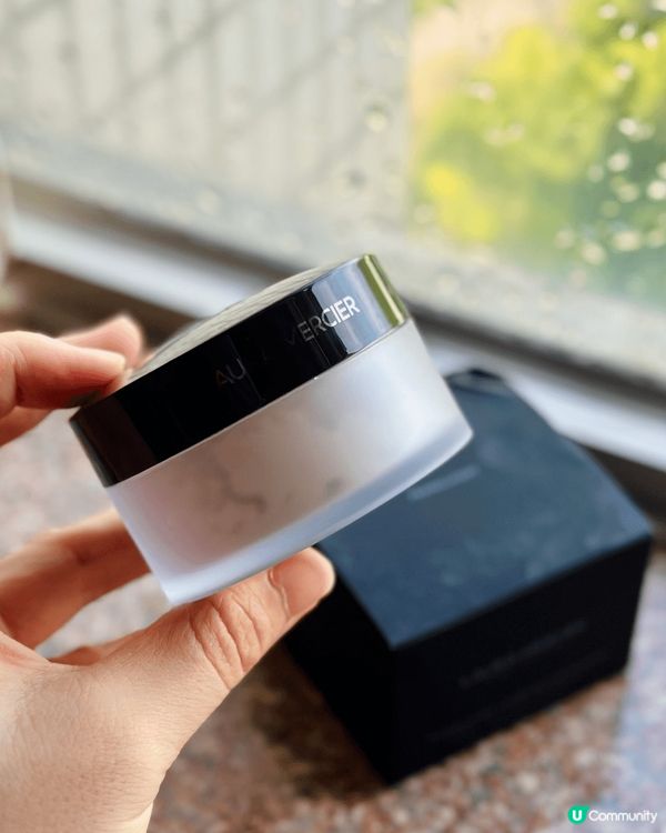 Laura Mercier 柔光透明蜜粉質地輕柔, 上妝後自...