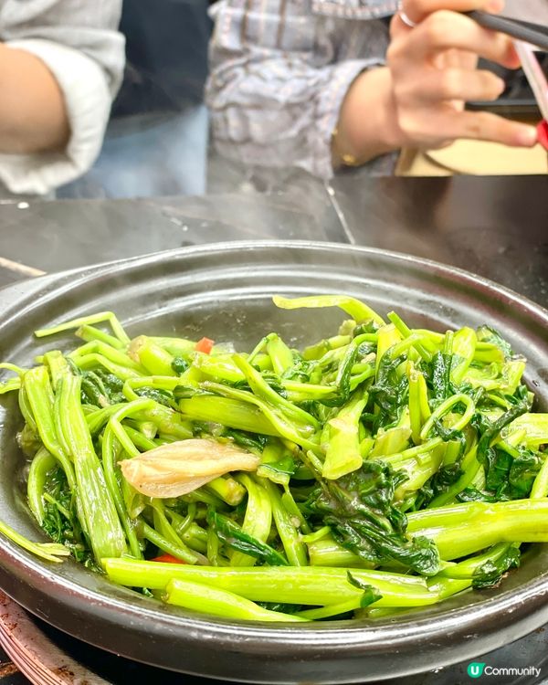 在廟街的封神煲仔飯店