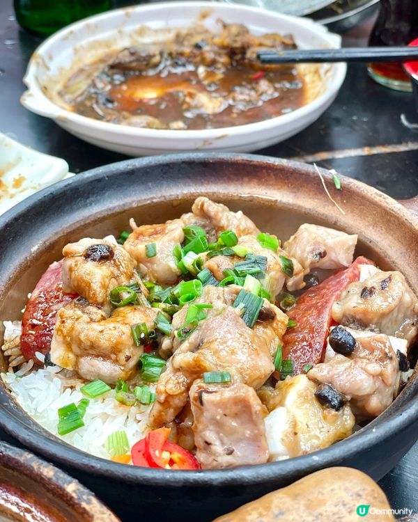 在廟街的封神煲仔飯店