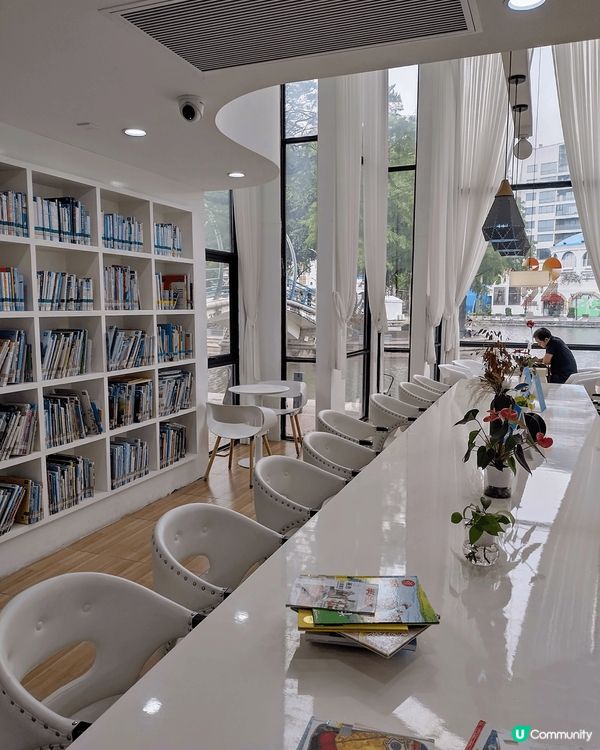 深圳大梅沙8號倉outlet。唔去買野都去行下睇下。好多位可...