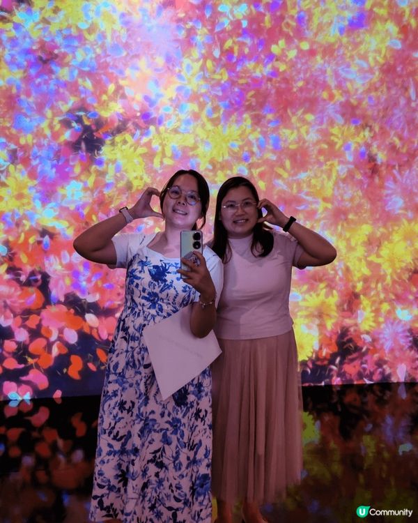 第一張相在澳門teamLab拍攝，背景五顏六色的「花海」同朋...