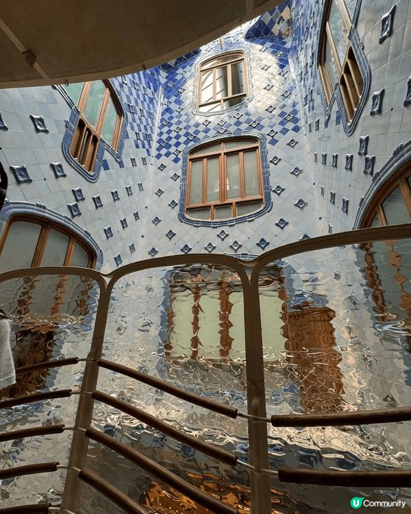 羅馬走過鬥獸場內每一面牆與石柱，一步步探索羅馬豐富的歷史。