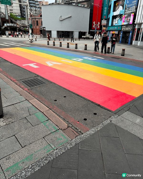 台北的西門町，饒河街夜市，和情人橋。有好多好野食，仲有日落美...