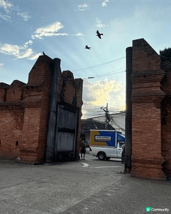 第一張攝於清邁舊城區搭佩門,喜歡這個門前有一些雀鳥飛翔自由自...