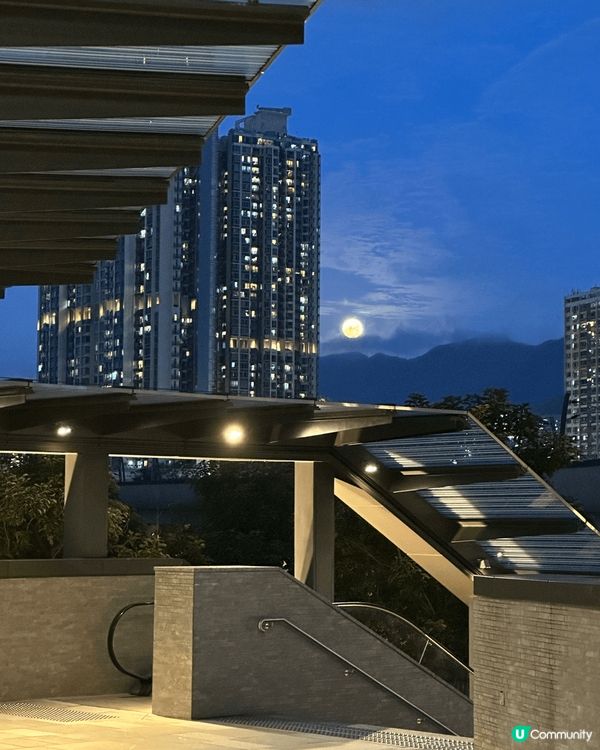 過中秋都見到圓圓的月亮，真的美麗極了，來一張自拍吧！