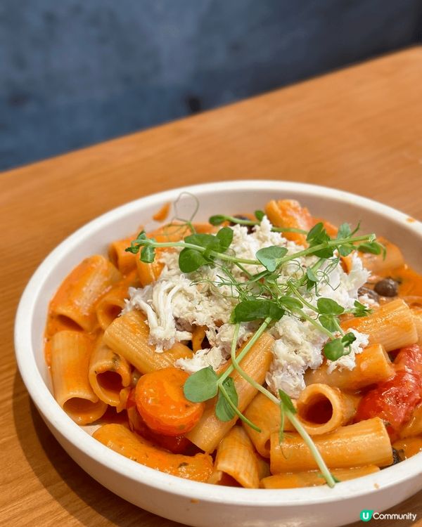 位於太子嘅2 Soon Cafe紅色磚牆好吸睛，餐廳樓底好高...