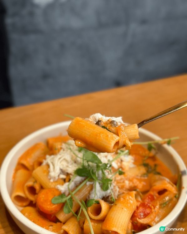 位於太子嘅2 Soon Cafe紅色磚牆好吸睛，餐廳樓底好高...