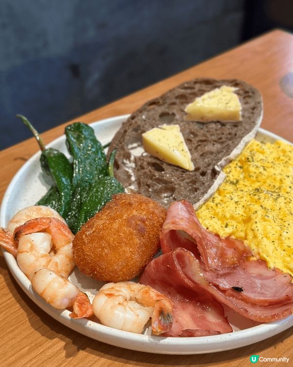 位於太子嘅2 Soon Cafe紅色磚牆好吸睛，餐廳樓底好高...