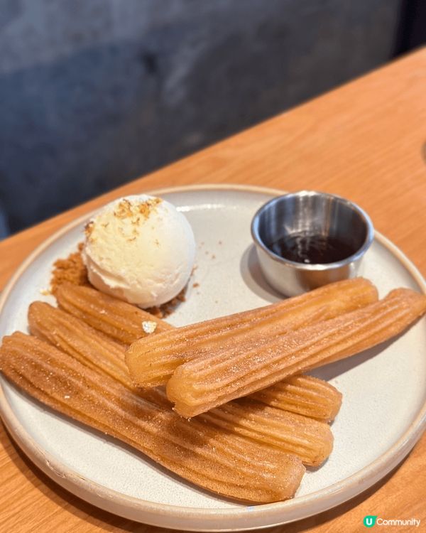 位於太子嘅2 Soon Cafe紅色磚牆好吸睛，餐廳樓底好高...