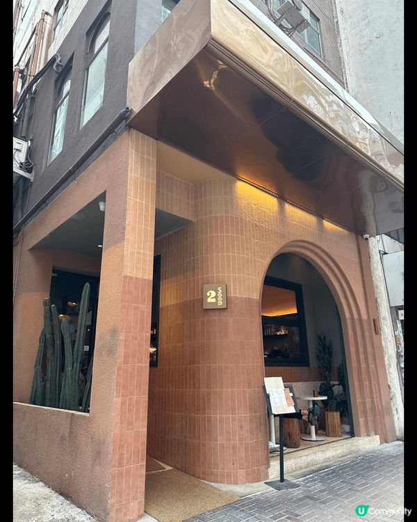 位於太子嘅2 Soon Cafe紅色磚牆好吸睛，餐廳樓底好高...