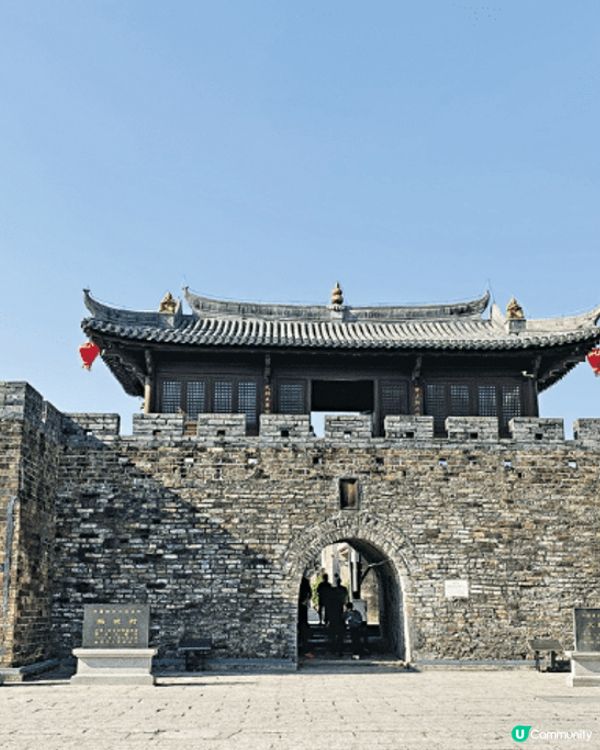 大鵬古城位於中國深圳，是一座具有悠久歷史的文化遺址。古城建於...