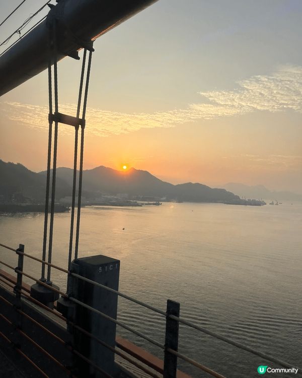 如果晨早要去機場，不妨經過青馬大橋時，影日出相，真係有另一番...