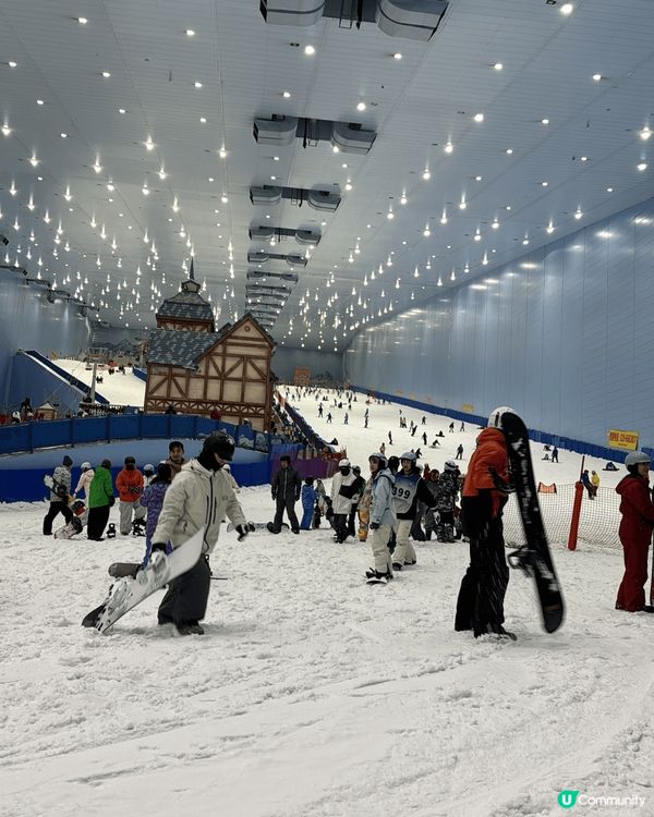 廣州融創滑雪場佔地面積夠大，小朋友有娛雪區，大人就有可以滑雪...