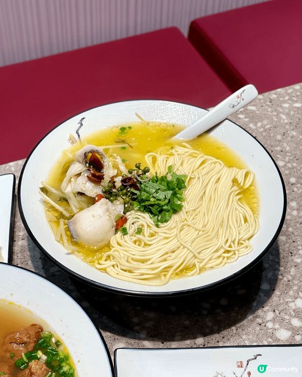之前經開呢間餐廳，望到入面有2個廚師帶住高帽系到拉麵條，好似...