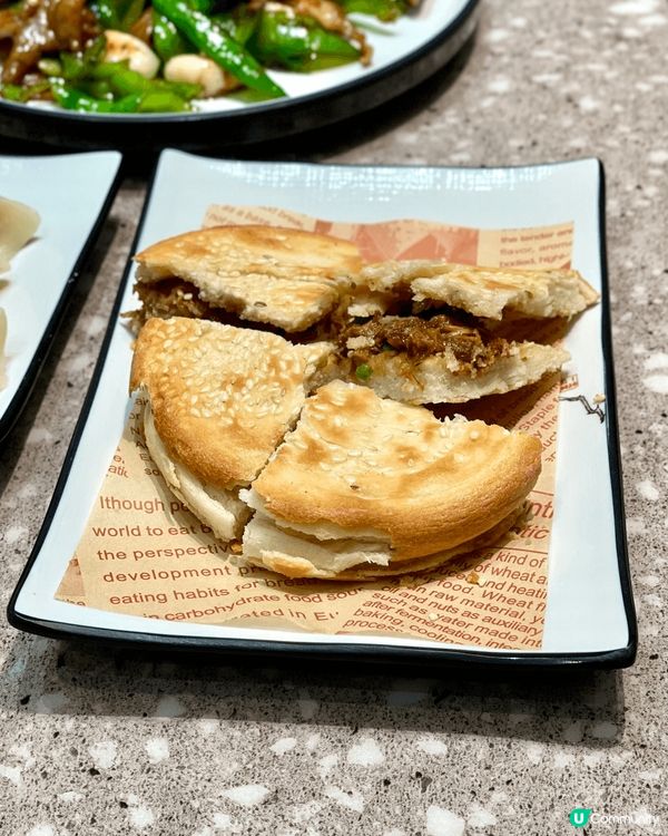 之前經開呢間餐廳，望到入面有2個廚師帶住高帽系到拉麵條，好似...