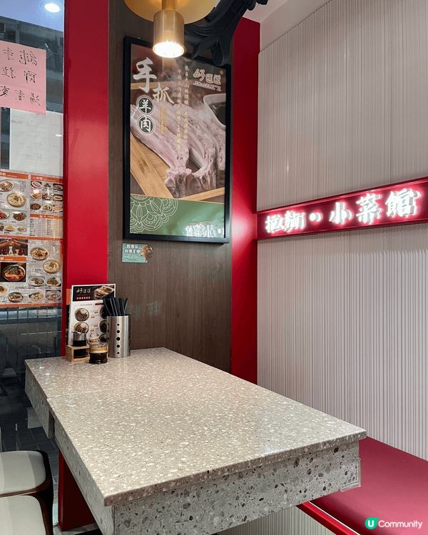 之前經開呢間餐廳，望到入面有2個廚師帶住高帽系到拉麵條，好似...