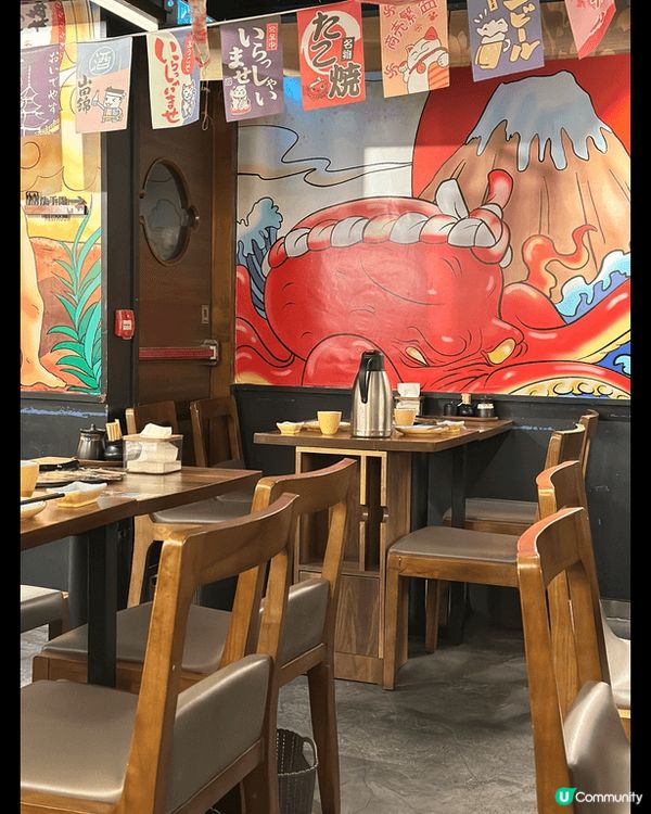 餐廳有打卡位置，牆上掛滿日本風情壁畫。食物都算多選擇，除?有...