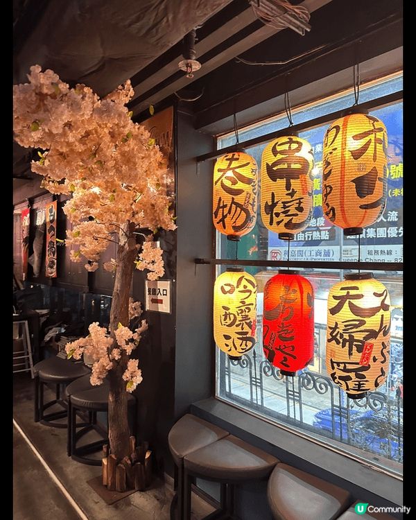 餐廳有打卡位置，牆上掛滿日本風情壁畫。食物都算多選擇，除?有...