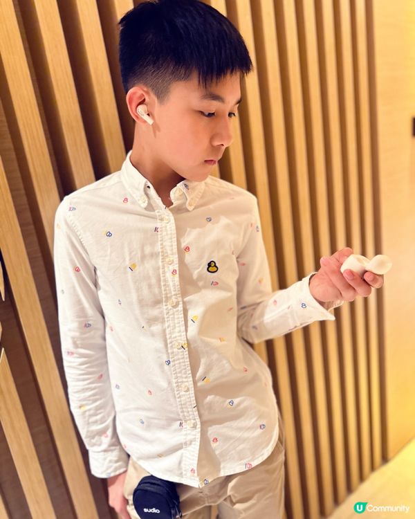 平時功課這麼繁重,生活節奏這麼急促,我在課餘的時候也喜歡聆聽...