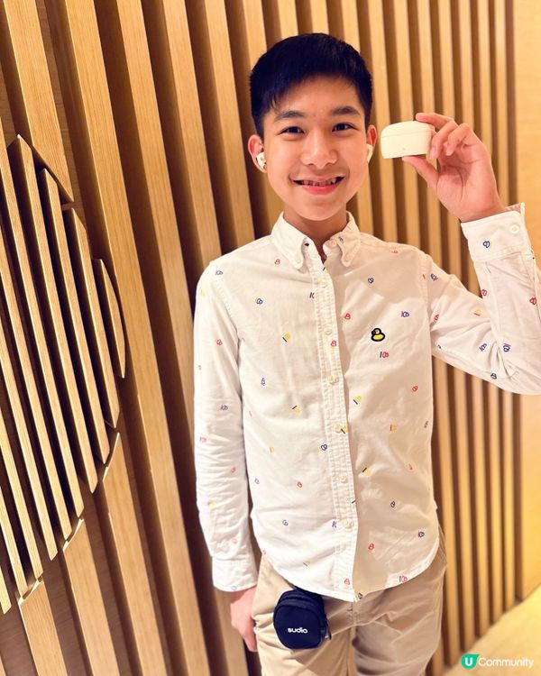 平時功課這麼繁重,生活節奏這麼急促,我在課餘的時候也喜歡聆聽...