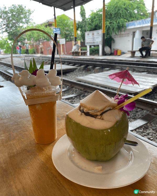 泰國的美功火車市場是必去的景點，當火車來到的時候，旁邊的攤位...