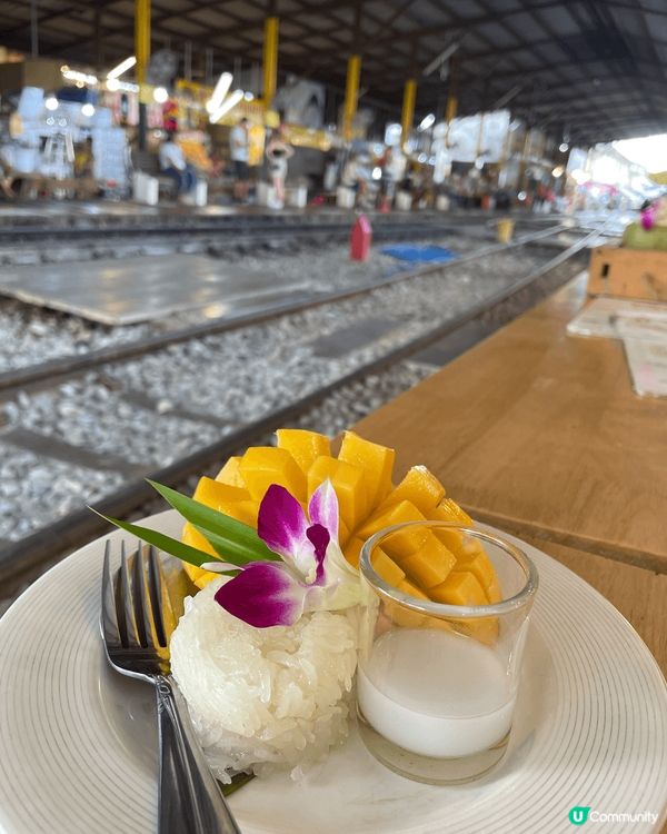 泰國的美功火車市場是必去的景點，當火車來到的時候，旁邊的攤位...