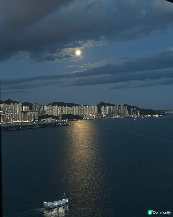 十月是一個不一樣的月份，我見証了香港的超級月亮（圖1），英國...