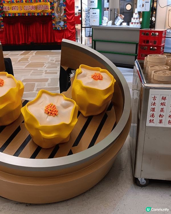 機場入境層展示有關一部高票房電影和香港傳統特色的打卡位，充滿...