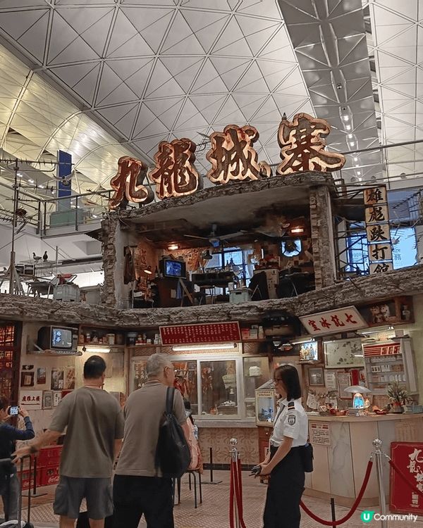 機場入境層展示有關一部高票房電影和香港傳統特色的打卡位，充滿...