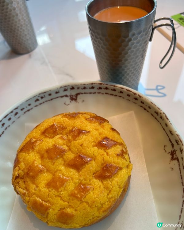 牛奶冰室爆漿拉絲菠蘿包