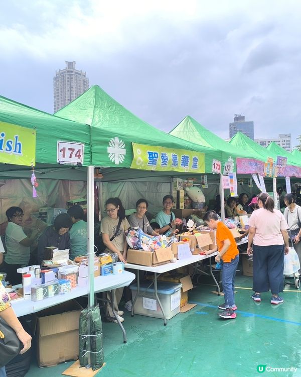 明愛賣物會，義工變消費