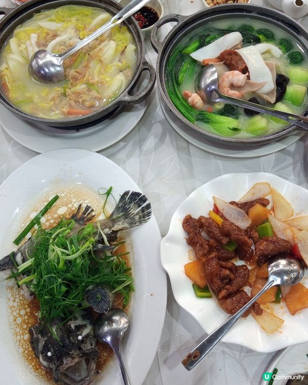 平日同家人食晚飯，有魚有菜有肉，兩個雜菜煲勁足料，小炒王很好...