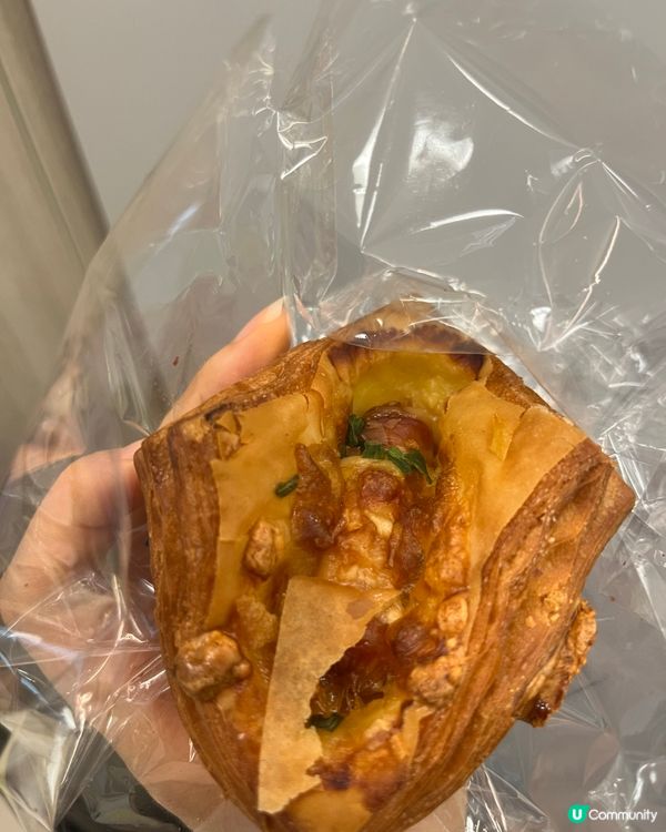 今日早餐兩隻qq包 紫薯qq+腸仔牛角酥😆